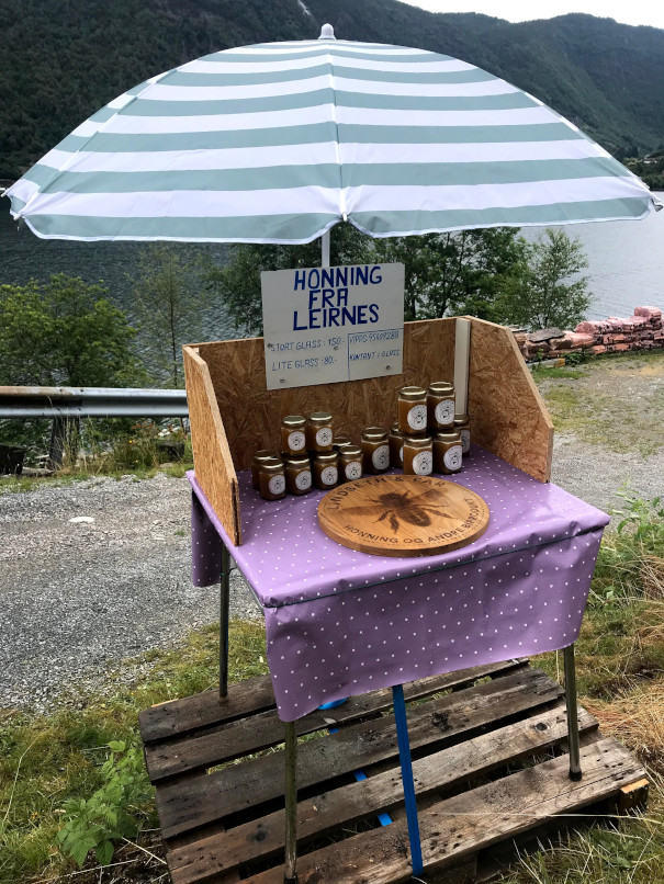 Bilde av salgsboden langs veien på Leirnes